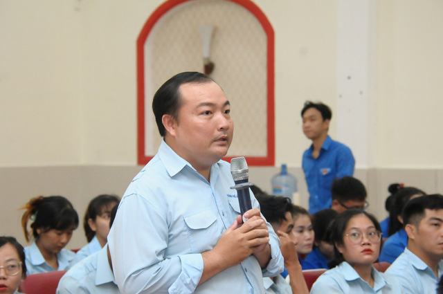 Thầy Tấn Đạt góp ý tại hội nghị- Ảnh: Nguyễn Hưng