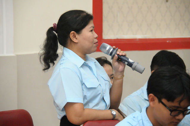 Cô Thảo Trang góp ý tại hội nghị- Ảnh: Nguyễn Hưng