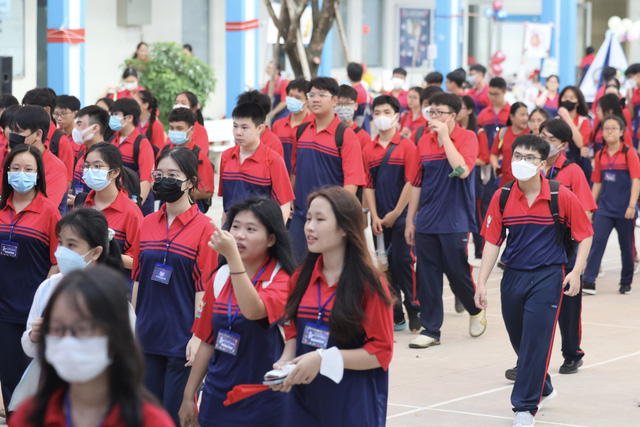 Các tân binh hào hứng trong ngày đầu tiên trên hành trình 1000 ngày tại trường THPT Bùi Thị Xuân. Ảnh: Trọng Anh
