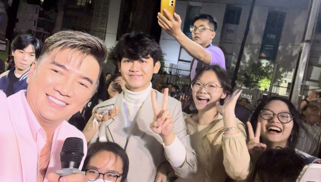 101 kiểu ảnh selfie của ca sĩ Đàm Vĩnh Hưng trong điện thoại teen - Ảnh 5.