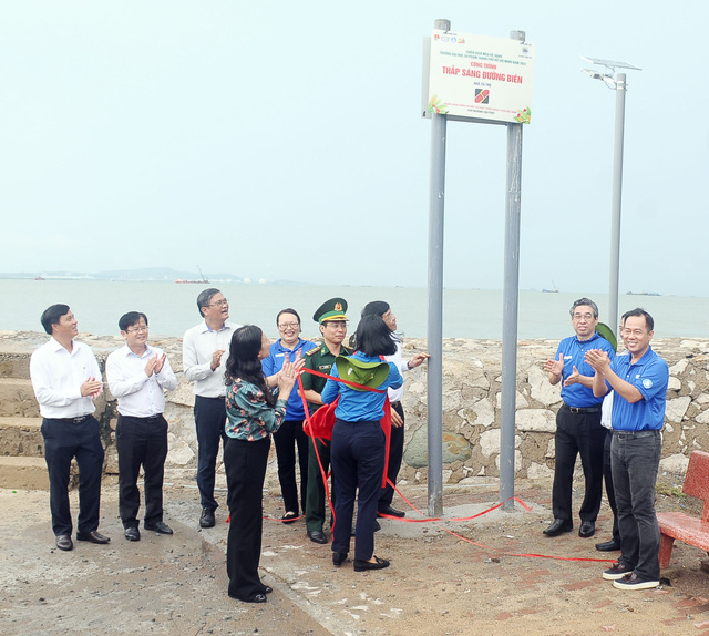 Các đại biểu khánh thành công trình đèn năng lượng mặt trời Ảnh: Nguyễn Hưng
