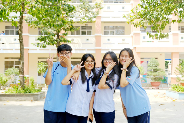 Bốn thành viên sáng lập CLB giáo dục giới tính trường THPT Nguyễn Hữu Huân - Ảnh: NVCC