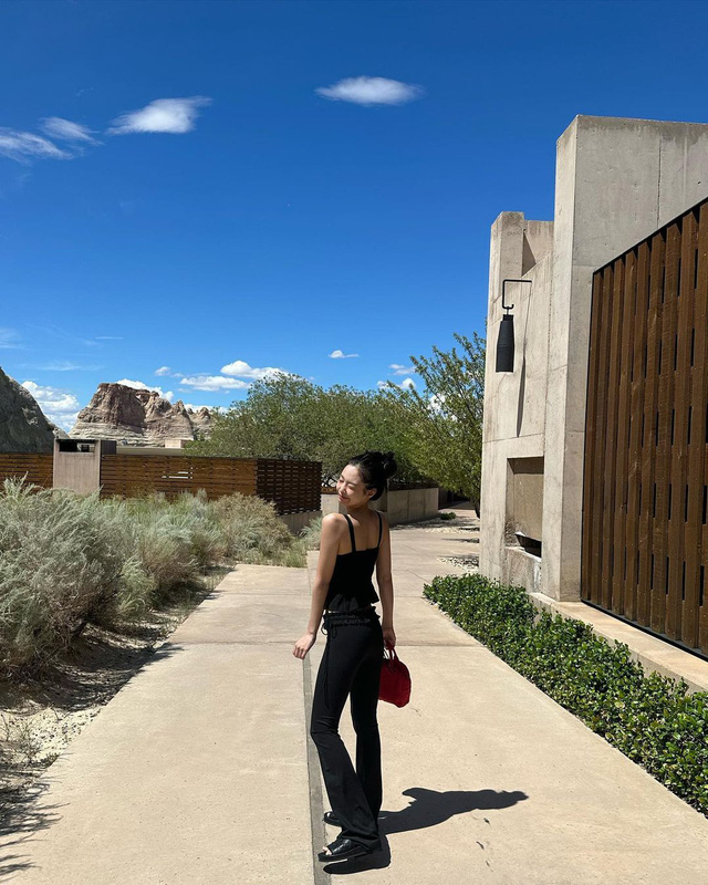 Style đời thường siêu &quot;hot&quot; của Jennie tại thung lũng mặt trời Arizona - Ảnh 5.