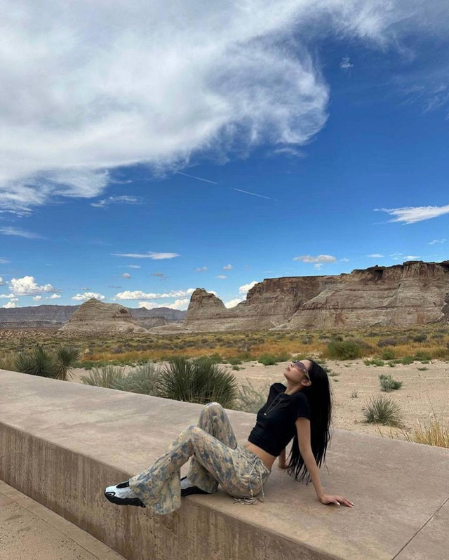 Style đời thường siêu &quot;hot&quot; của Jennie tại thung lũng mặt trời Arizona - Ảnh 8.