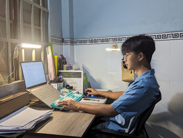 Quang Tình đang học tập và làm việc với chiếc máy tính của mình. Ảnh: NVCC