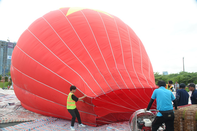 Quá trình bơm khí nóng vào khinh khí cầu Quốc kỳ - Ảnh: NGUYỄN HƯNG