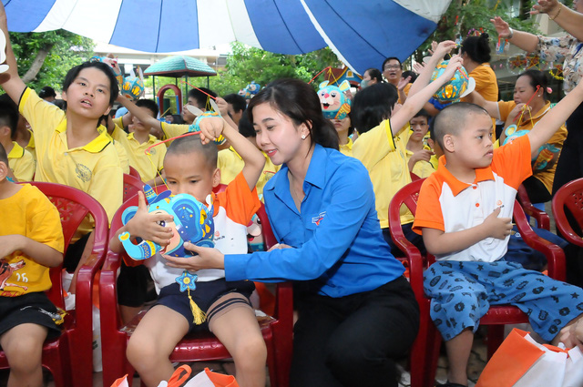 Các đại biểu trao quà cho các bạn nhỏ. - Ảnh: NGUYỄN HƯNG