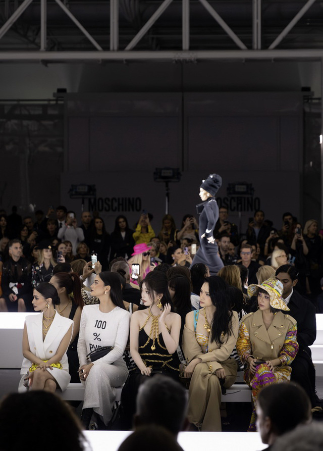 Hương Giang cực chất tại Milan Fashion Week, Văn Mai Hương quy tụ ba thế hệ nghệ sĩ trong MV, Orange kể chuyện tình cảm - Ảnh 1.