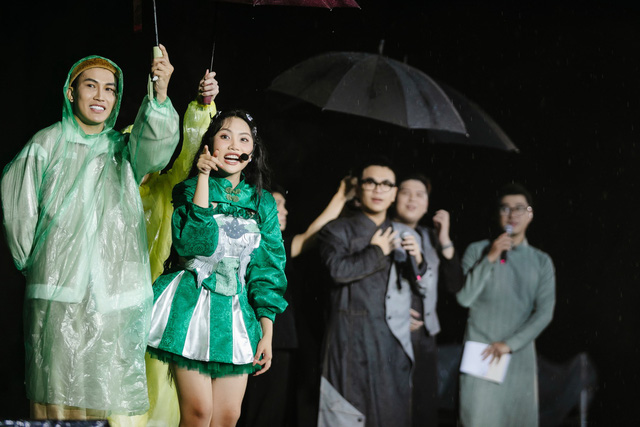 Hơn 3000 khán giả đội mưa xem show diễn kỷ niệm 10 năm ca hát của Phương Mỹ Chi - Ảnh 2.