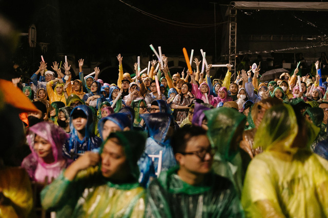 Hơn 3000 khán giả đội mưa xem show diễn kỷ niệm 10 năm ca hát của Phương Mỹ Chi - Ảnh 3.
