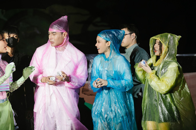 Hơn 3000 khán giả đội mưa xem show diễn kỷ niệm 10 năm ca hát của Phương Mỹ Chi - Ảnh 6.