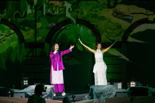 Hơn 3000 khán giả đội mưa xem show diễn kỷ niệm 10 năm ca hát của Phương Mỹ Chi - Ảnh 8.