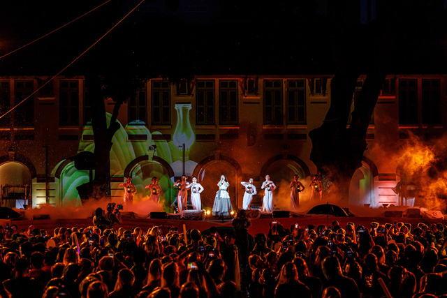 Hơn 3000 khán giả đội mưa xem show diễn kỷ niệm 10 năm ca hát của Phương Mỹ Chi - Ảnh 9.