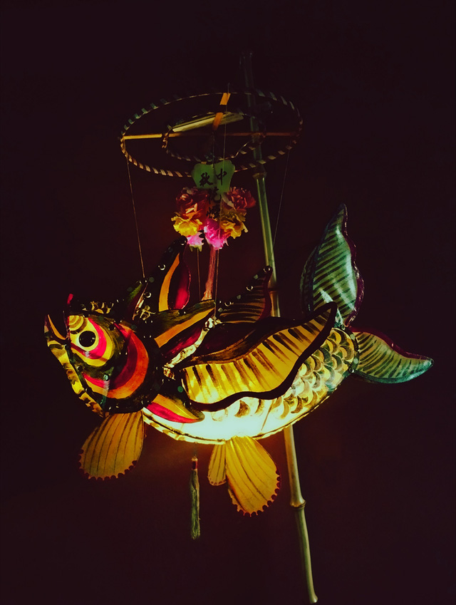 Ngắm bộ ảnh lồng đèn cá chép phục dựng theo mẫu 100 năm trước - Ảnh 1.