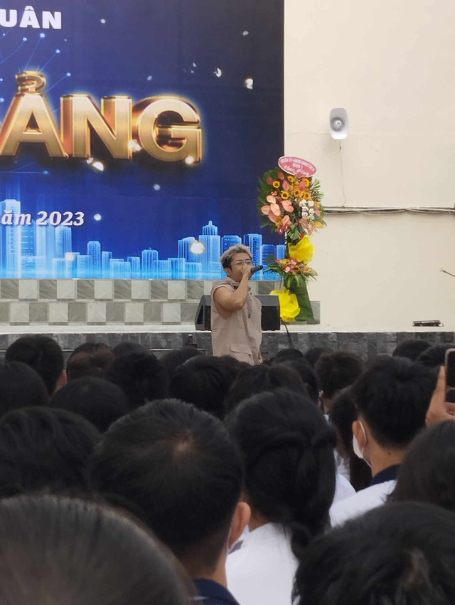 Ricky Star &quot;thất thế&quot; trước teen THPT Bùi Thị Xuân trong lễ khai giảng - Ảnh 3.