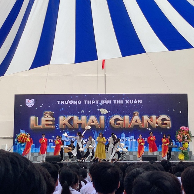 Ricky Star &quot;thất thế&quot; trước teen THPT Bùi Thị Xuân trong lễ khai giảng - Ảnh 4.