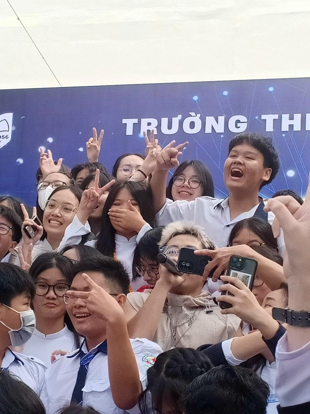 Ricky Star &quot;thất thế&quot; trước teen THPT Bùi Thị Xuân trong lễ khai giảng - Ảnh 6.