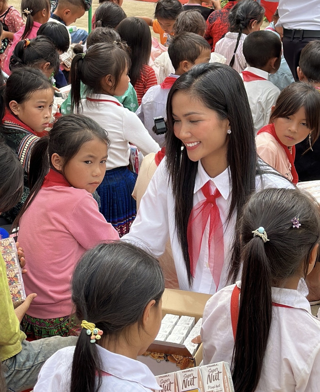 Hoa hậu H'Hen Niê đeo khăn quàng đỏ, dự lễ khai giảng tại Lai Châu - Ảnh 1.