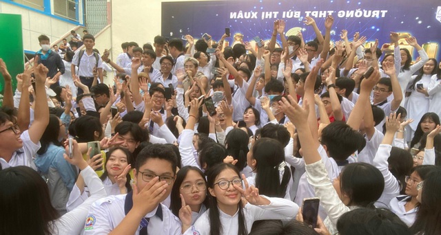 Ricky Star &quot;thất thế&quot; trước teen THPT Bùi Thị Xuân trong lễ khai giảng - Ảnh 7.