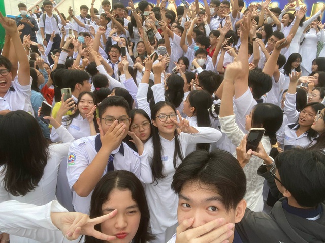 Ricky Star &quot;thất thế&quot; trước teen THPT Bùi Thị Xuân trong lễ khai giảng - Ảnh 2.