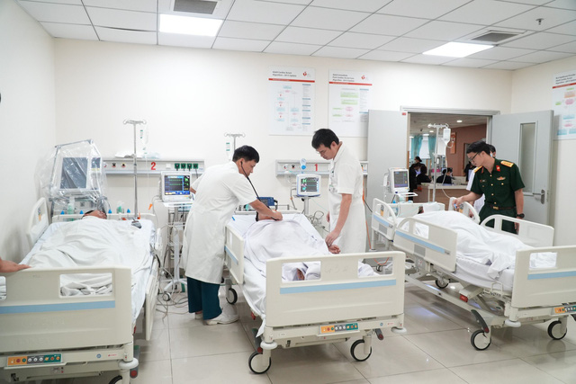 Trực thăng đưa 3 bệnh nhân nặng ở Trường Sa vào đất liền điều trị - Ảnh 6.
