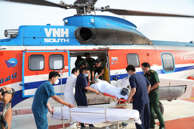 Trực thăng đưa 3 bệnh nhân nặng ở Trường Sa vào đất liền điều trị - Ảnh 9.
