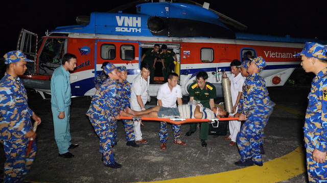 Trực thăng đưa 3 bệnh nhân nặng ở Trường Sa vào đất liền điều trị - Ảnh 8.