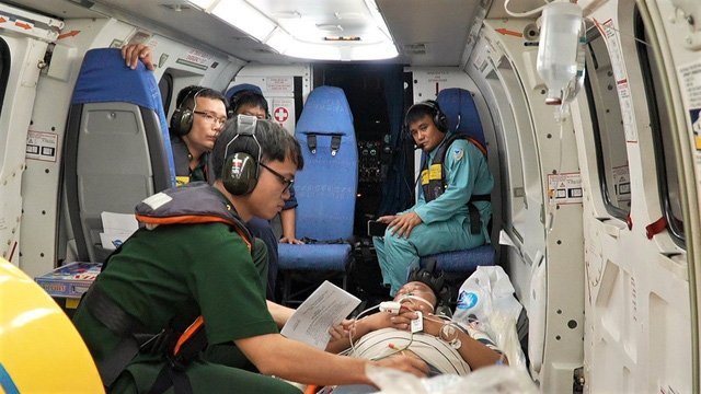 Trực thăng đưa 3 bệnh nhân nặng ở Trường Sa vào đất liền điều trị - Ảnh 2.