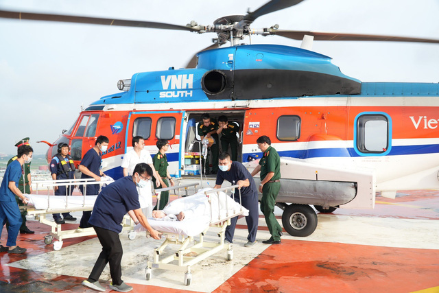 Các bệnh nhân được vận chuyển bằng trực thăng - Ảnh: BỆNH VIỆN QUÂN Y 175