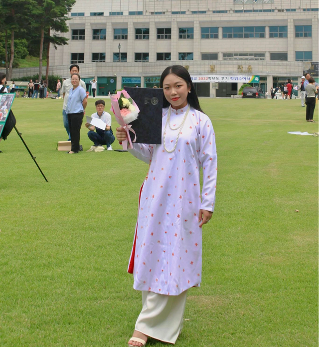 Du học sinh Việt mặc áo ngũ thân trong lễ tốt nghiệp ở Hàn Quốc - Ảnh 1.