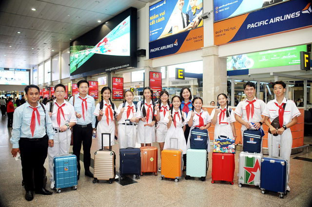Các đại biểu Quốc hội Trẻ em của thành phố Hồ Chí Minh tại sân bay Tân Sơn Nhất - Ảnh: NGUYỄN HƯNG