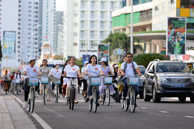 Cánh diều vàng 2023: Đại biểu và nghệ sĩ cùng nhau “Đạp xe vì Nha Trang xanh – sạch – đẹp” - Ảnh 2.