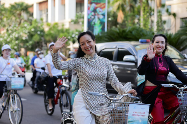 Cánh diều vàng 2023: Đại biểu và nghệ sĩ cùng nhau “Đạp xe vì Nha Trang xanh – sạch – đẹp” - Ảnh 4.