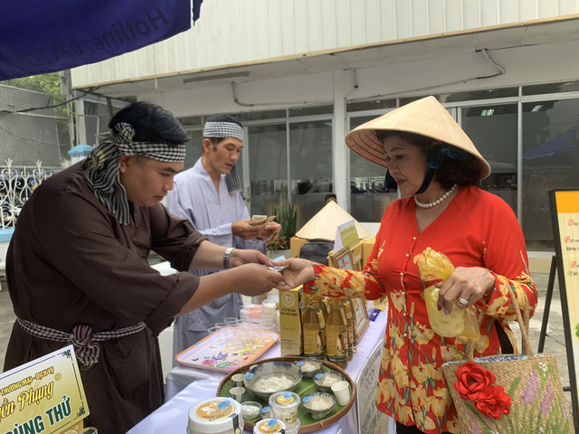 Bán túi cói gây quỹ cho trẻ em nghèo tại phiên chợ Tết Việt- Ảnh 4.