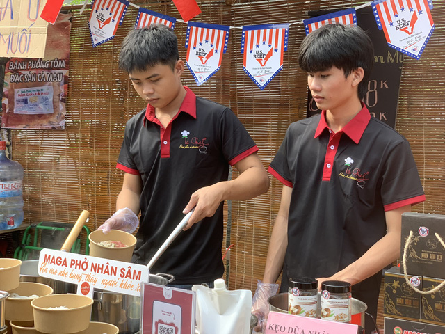 Bán túi cói gây quỹ cho trẻ em nghèo tại phiên chợ Tết Việt- Ảnh 5.