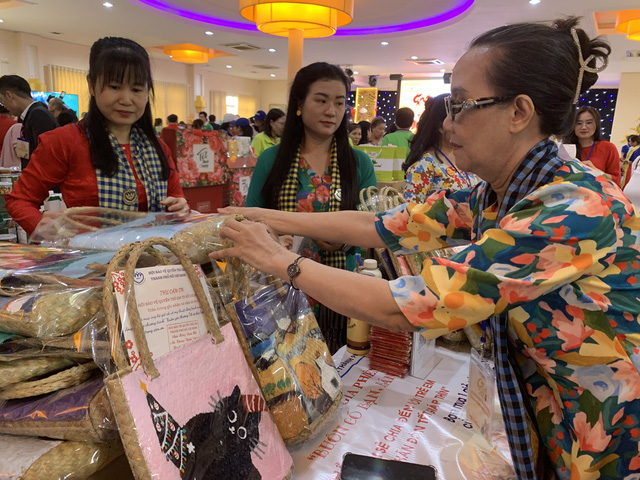 Bán túi cói gây quỹ cho trẻ em nghèo tại phiên chợ Tết Việt- Ảnh 1.