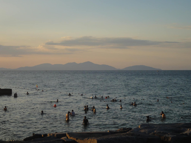 Đừng bỏ qua điểm vui chơi là các bãi biển khi đến với Đà Nẵng - Ảnh: Văn Hoàng