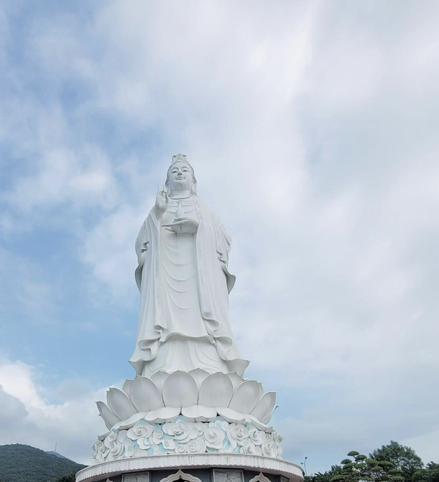 Đến thăm ngôi chùa Linh Ứng vào dịp Tết Nguyên đán - Ảnh: Thái Hà