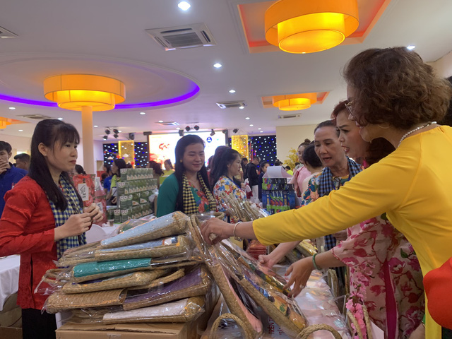 Bán túi cói gây quỹ cho trẻ em nghèo tại phiên chợ Tết Việt- Ảnh 2.