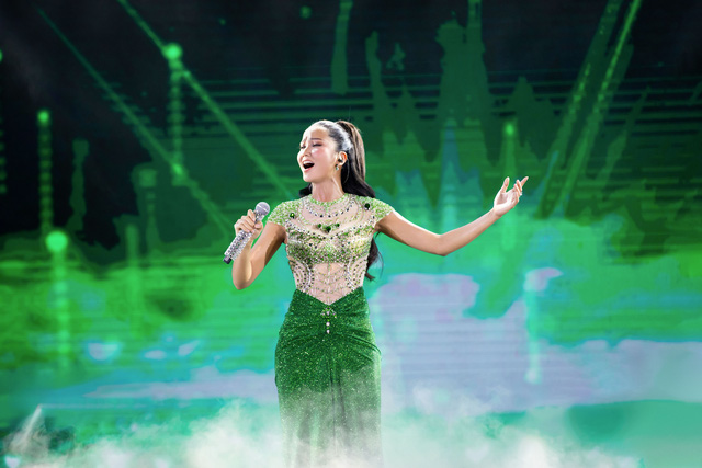 Hoa hậu H'Hen Niê hát mở màn sự kiện; Thuận Nguyễn nhận giải thưởng dịp đầu năm- Ảnh 1.