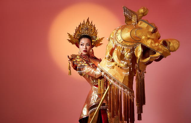 Đoàn Thu Thủy mang linh vật Nghê đến Miss Global 2023; Hà Anh Tuấn cùng 'giữ mùa xuân'
- Ảnh 1.