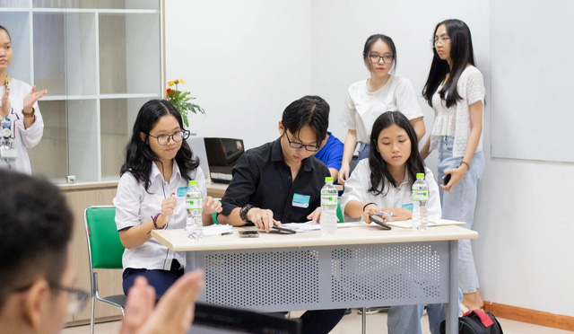 Nữ sinh THPT chuyên Lê Hồng Phong giành học bổng 8 tỷ nhờ bài luận kết hợp tranh biện và khoa học- Ảnh 6.
