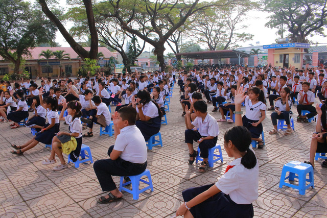 Thiếu nhi khó khăn Trường Tiểu học Quang Trung (Đồng Nai) nhận học bổng từ Chi đoàn Khăn Quàng Đỏ- Ảnh 1.