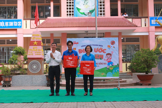 Thiếu nhi khó khăn Trường Tiểu học Quang Trung (Đồng Nai) nhận học bổng từ Chi đoàn Khăn Quàng Đỏ- Ảnh 2.
