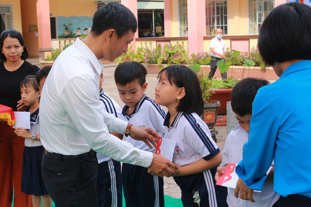 Thiếu nhi khó khăn Trường Tiểu học Quang Trung (Đồng Nai) nhận học bổng từ Chi đoàn Khăn Quàng Đỏ- Ảnh 5.