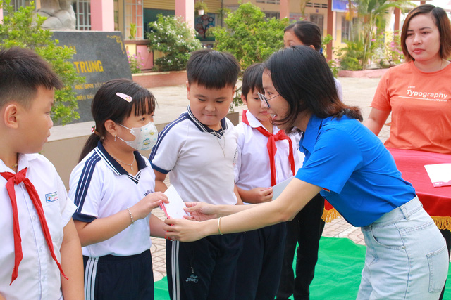 Thiếu nhi khó khăn Trường Tiểu học Quang Trung (Đồng Nai) nhận học bổng từ Chi đoàn Khăn Quàng Đỏ- Ảnh 6.