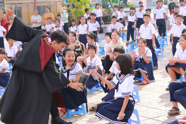 Thiếu nhi khó khăn Trường Tiểu học Quang Trung (Đồng Nai) nhận học bổng từ Chi đoàn Khăn Quàng Đỏ- Ảnh 8.