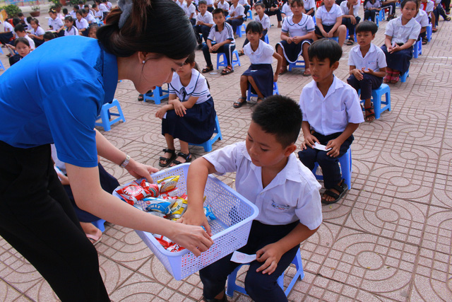 Thiếu nhi khó khăn Trường Tiểu học Quang Trung (Đồng Nai) nhận học bổng từ Chi đoàn Khăn Quàng Đỏ- Ảnh 9.