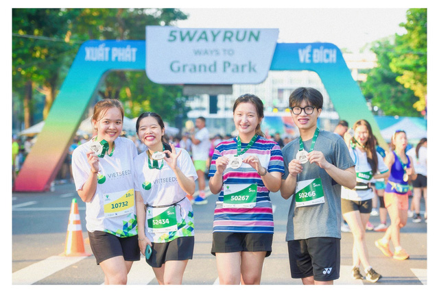 Kim Thi (thứ 2 từ phải vào) cùng với các bạn đi chạy bộ để nâng cấp bản thân - Ảnh: NVCC