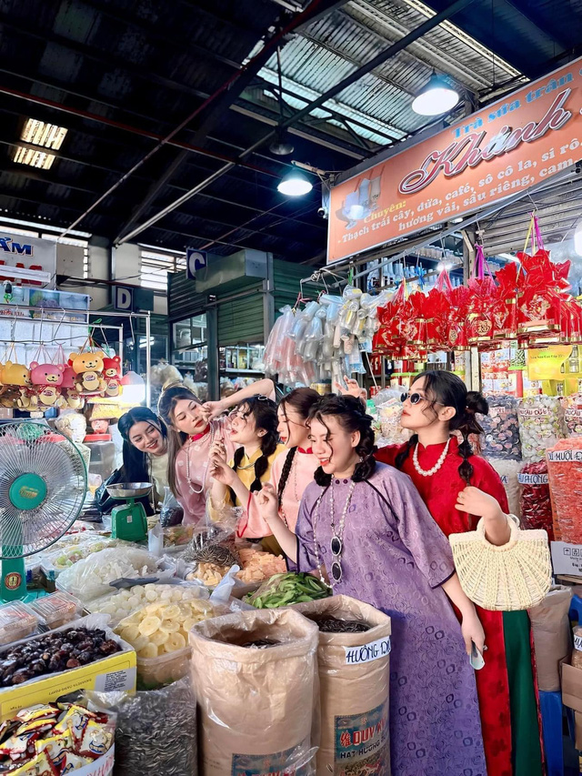Chợ Hóc Môn hút khách chụp ảnh dịp cận Tết- Ảnh 2.